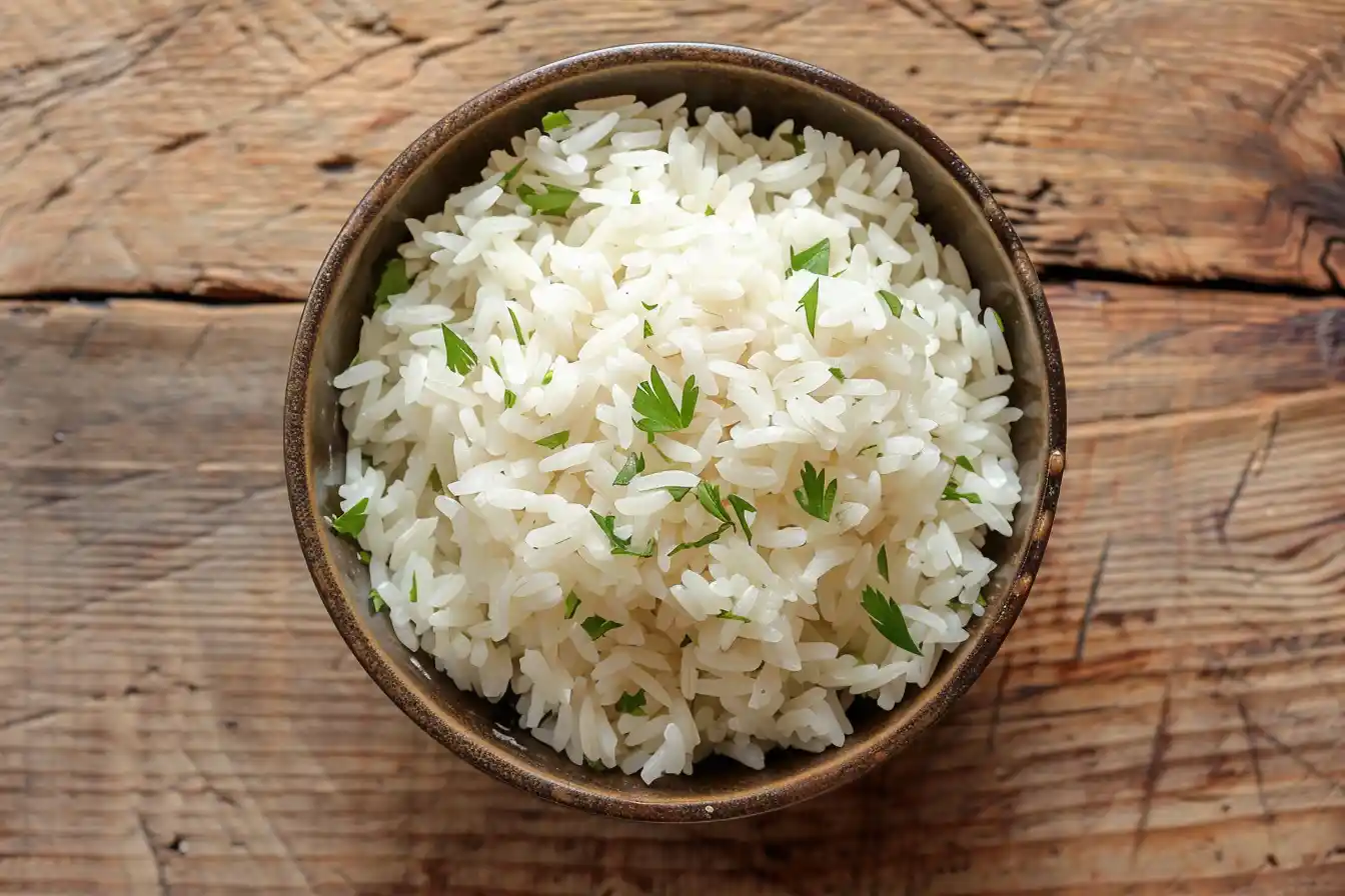 Parboiled Reis kochen - Gekochter Reis in einer Schüssel